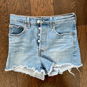 Levi’s Ribcage shorts. Size 27.